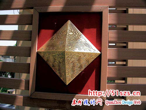 红、黄、木原色在构筑物上的运用